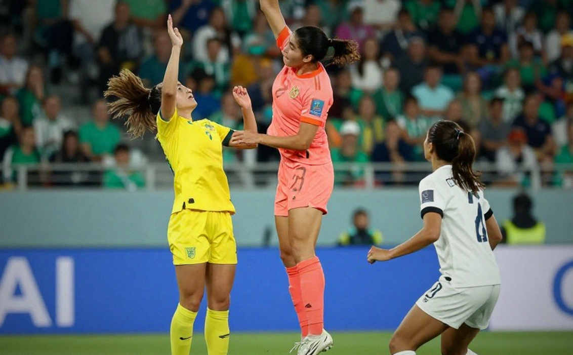 Phút 36 ở Nusantara Derby: Kevin Diks, tấm thẻ đỏ của Thom Haye và nghệ thuật đỡ lấy đồng đội Phút 36 ở Nusantara Derby: Kevin Diks, tấm thẻ đỏ của Thom Haye và nghệ thuật đỡ lấy đồng đội