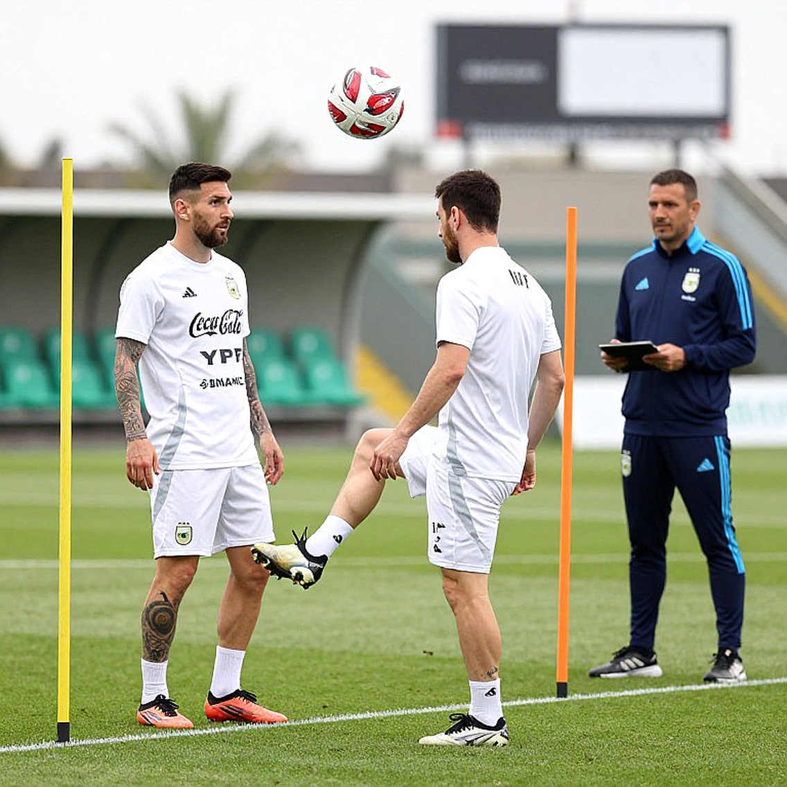 Mặt nạ Haaland và ba đường kiến tạo không ai nhớ: Alvarado, World Cup 2026 và nền kinh tế của khoảnh khắc Mặt nạ Haaland và ba đường kiến tạo không ai nhớ: Alvarado, World Cup 2026 và nền kinh tế của khoảnh khắc