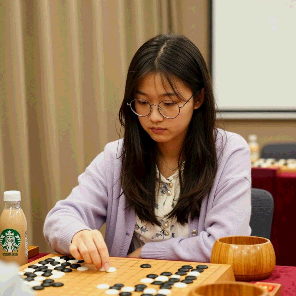 ChessBase Magazine số 225: đọc một trang giới thiệu sản phẩm cờ vua từ phía sau trang bìa