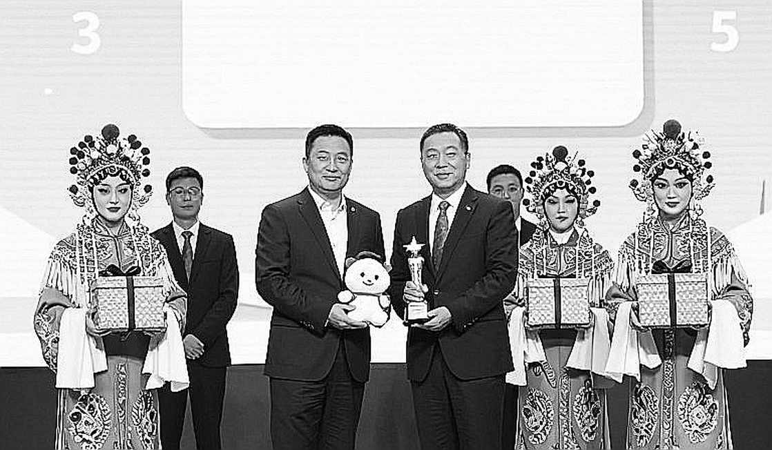 Trang trắng, khăn vàng và những con số biết giữ im lặng Trang trắng, khăn vàng và những con số biết giữ im lặng