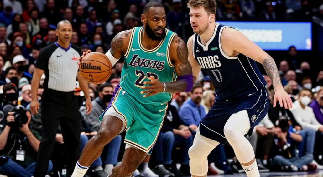 LeBron James ở Philadelphia: Tấm thẻ tên trên sàn và bản thiết kế mùa giải thứ 24 LeBron James ở Philadelphia: Tấm thẻ tên trên sàn và bản thiết kế mùa giải thứ 24
